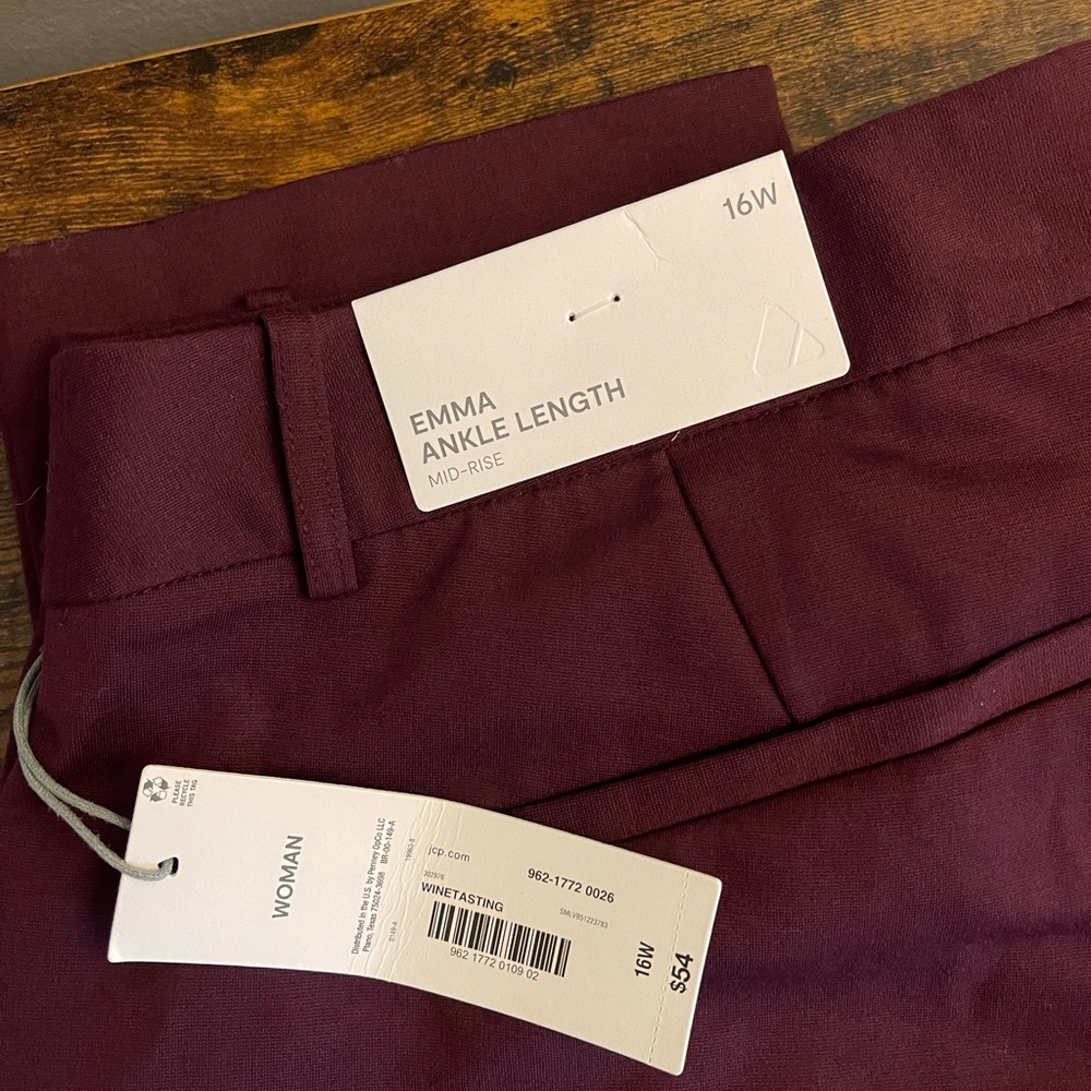 Liz Claiborne Dress Pants
Color: Maroon
Size: 16W